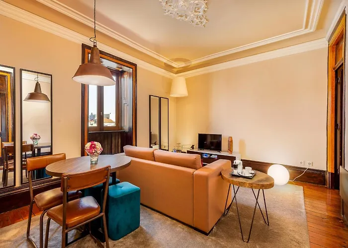 Charming Apartment With Balcony In Porto