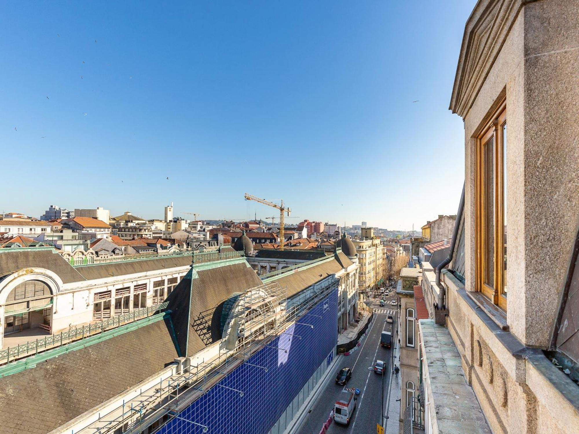 Charming With Balcony In Porto